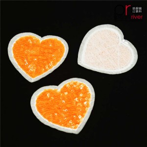Оранжева лепенка с пайети с форма на сърце